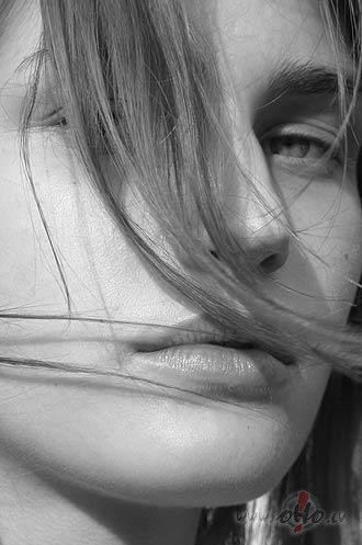 Divas pasaules sastopas piesk�rien�,
Divas pasaules pamaz�m ...