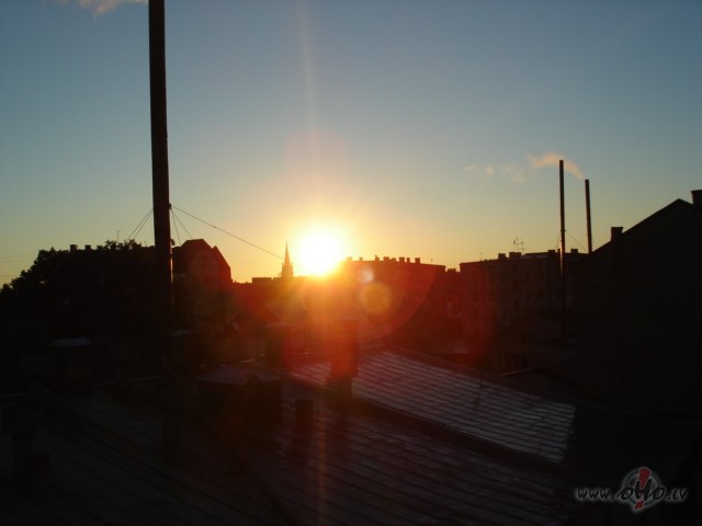�or�t saul�te ietinusies miglas mantel�, t�p�c mekl�sim saul�ti sav� ...