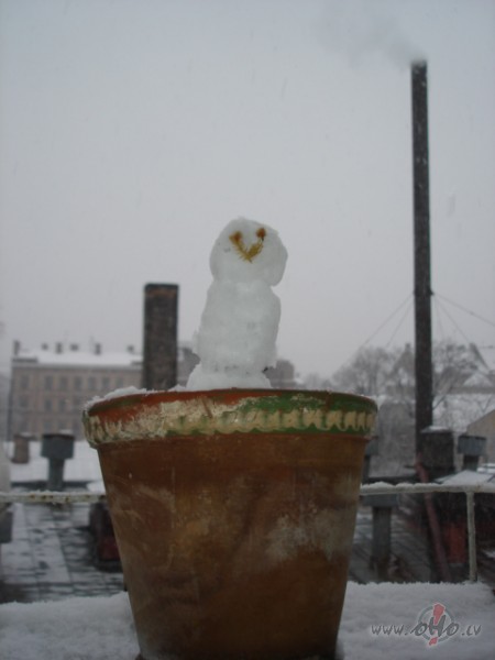 Cik mieriigi un klusi sniegs aiz loga birst un piebirst pasaule ar ...