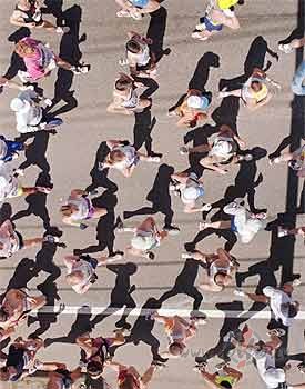 Uff, gribu, lai laika skr�jiens piebremz�... man p�d�j�s ned���s s�k ...