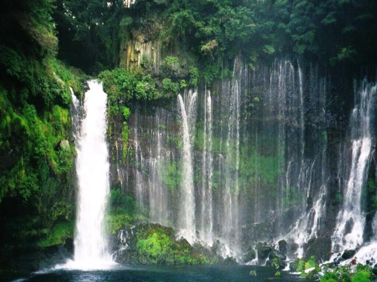 M�s kaut kur k�uv�m �oti t�li
Un pien�c�m viens otram tuv�k-
M�s ...