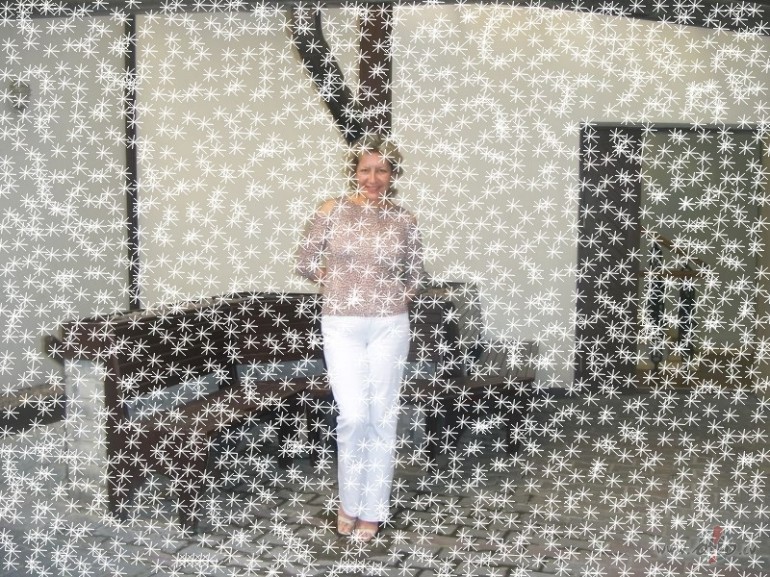 Pa sniega gaismu,
pa m�ness staru
caur nakti baismu
un garu, ...