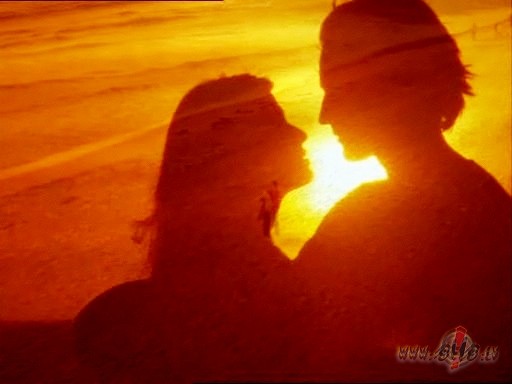 No nakts tu izk�pusi, meln�s dz�les.
Es tevi, nezin�m�, nepaz�stot ...