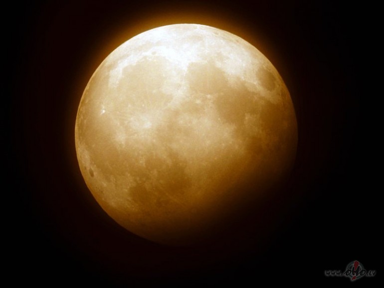 Pilnm�ness nakt� aizdom�jos par M�ness kr�su da��d�bu....

Pel�ka ...