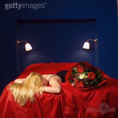 N�k diena, proj�m steidzasEs zinu, viss reiz beidzasUn vientul�ba ...