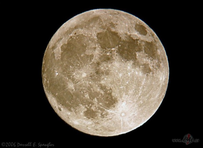 Lieldienu olu kr�so�ana.. �onakt pilnm�ness k� liela, skaista ola. ...