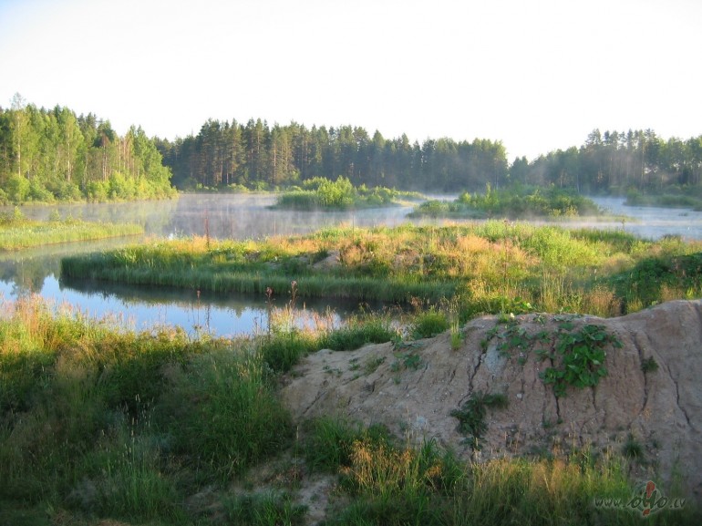 Pilna klusas m�las baismas,
T�la visai pasaulei-
Es atmostos pilna ...