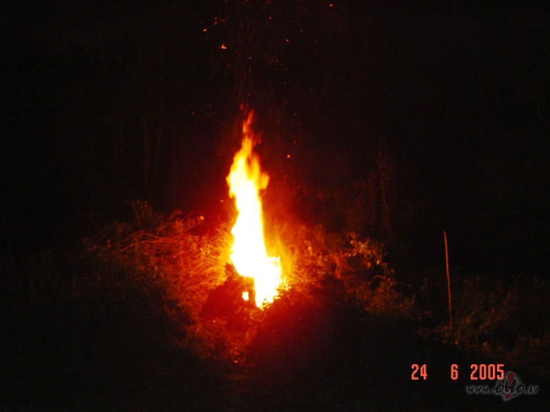 Kuries, ugunti�a! Dedz!
Cauri naktij sp�di!
Ce�inieks,kas garus ...