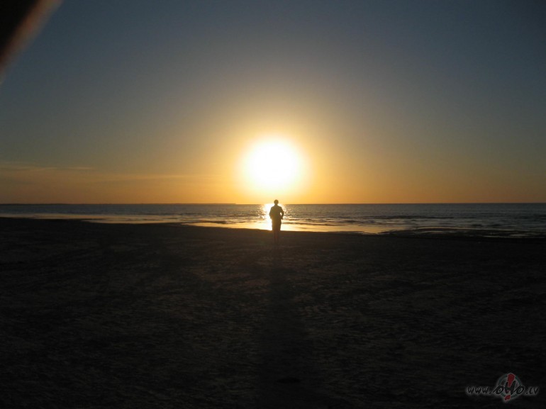 .... vi�ai grib�j�s, lai k�ds n�k, bet neviens nen�ca. Tad k�uva tik ...