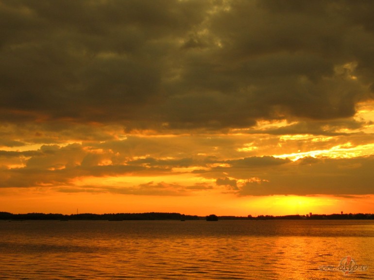 Vakar bija tik zeltains saulriets un gaiss jau s�k smar�ot p�c ...