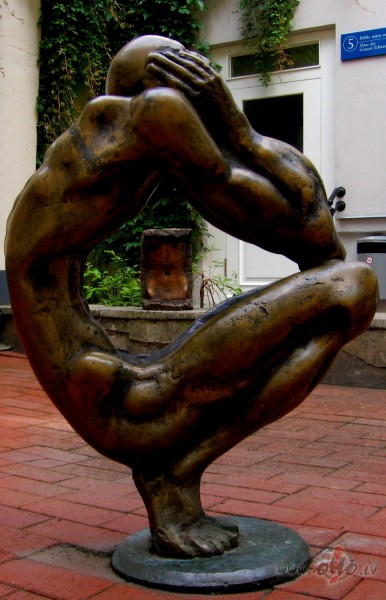 ?Ar vienu v�rdu var no�ert v�ju,
Ar diviem - sauli. Nu, piedod, ka ...