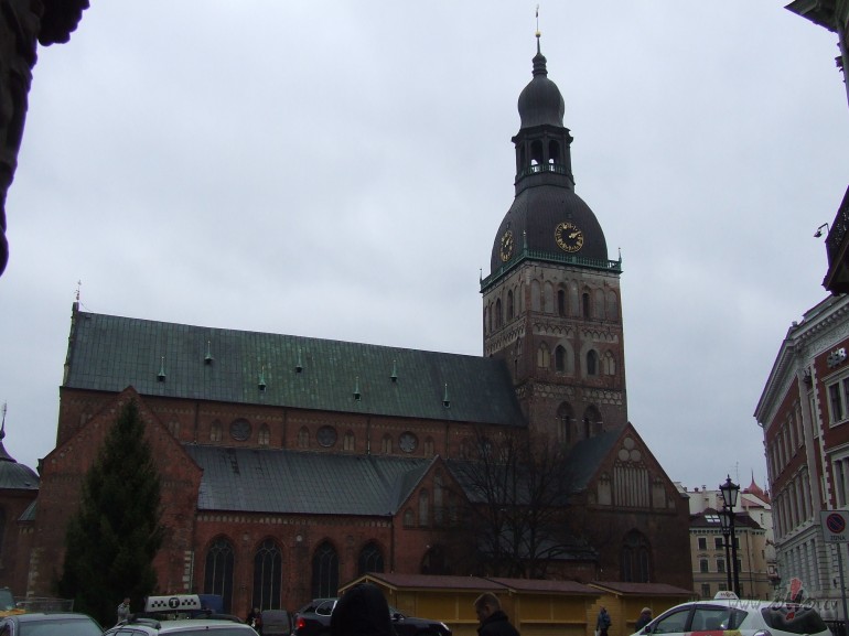 N�c, klus� nakts, ar savu sv�to mieru,
P�c kura neskait�mas  sirdis ...