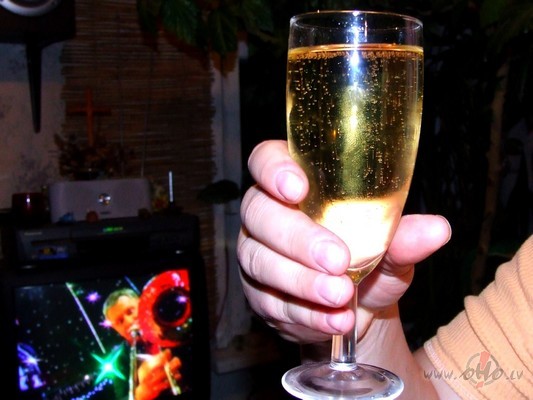 Lai Jaun� gad� m�lest�ba
k� zibens naktis pu�u ��e�,
lai  dienas t� ...