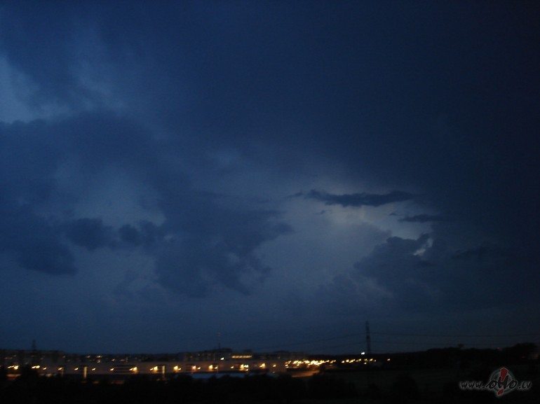 Nu jau prezidenta tronis skait�s aiz�emts ! Gaid�sim gaismu tune�a ...