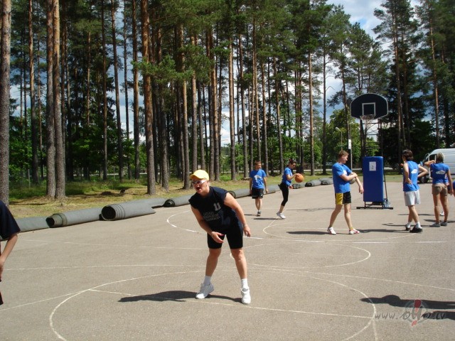 Ops�- rall�, esmu v�l dz�v�ga, v�l varo�a un daro�a :))))))))) K� tur ...