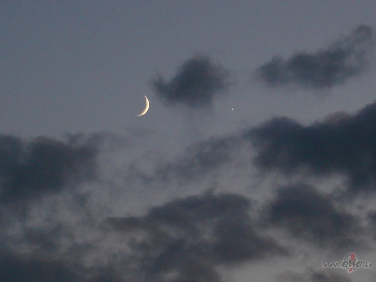 Pl�ns m�ness sirp�ts un viena spo�a zvaigzn�te sveicin�ja manu ...