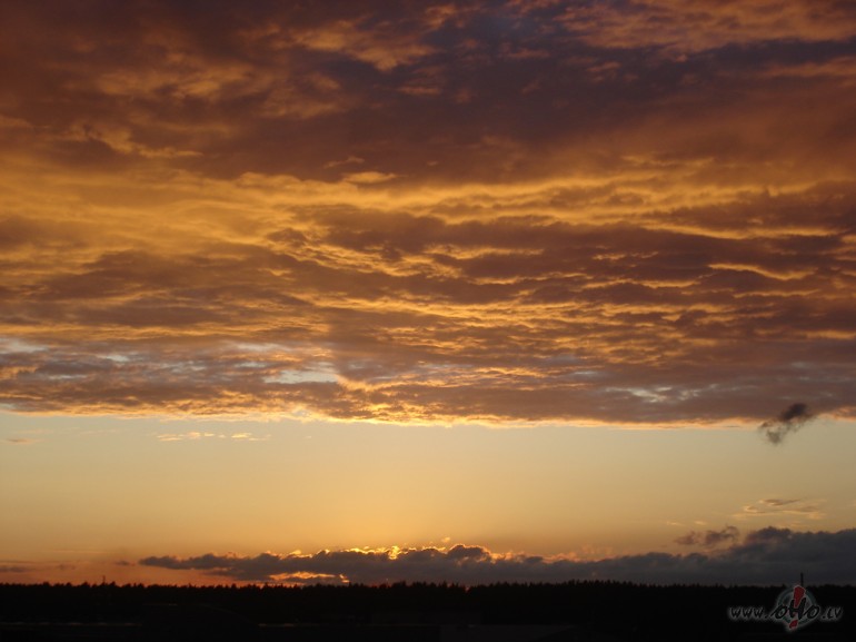 Un atkal shie kraashnjiem Latvijas saulrieti :) Jaa, fotkamera ...