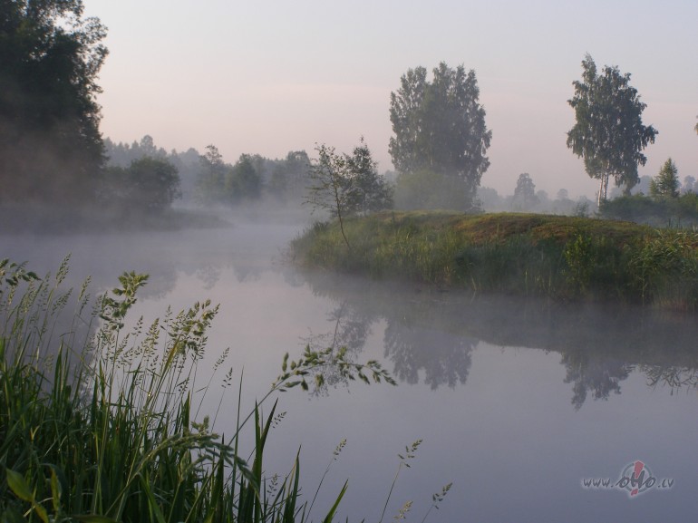 Ar rasas so�iem n�k vakars,
&nbsp;Jau &nbsp;kr�sla no za�gan�s ...