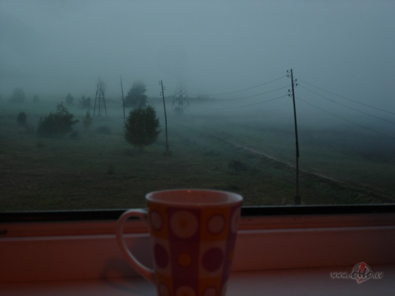 R�ts, r�ta kafijas malks un izj�tas k� pie pa�as zemes malas.....