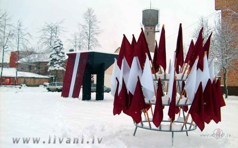 &nbsp;&nbsp; Lab�ki ir sav� zem�
�deni nest caur� v�z�,
Nek� b�tu ...