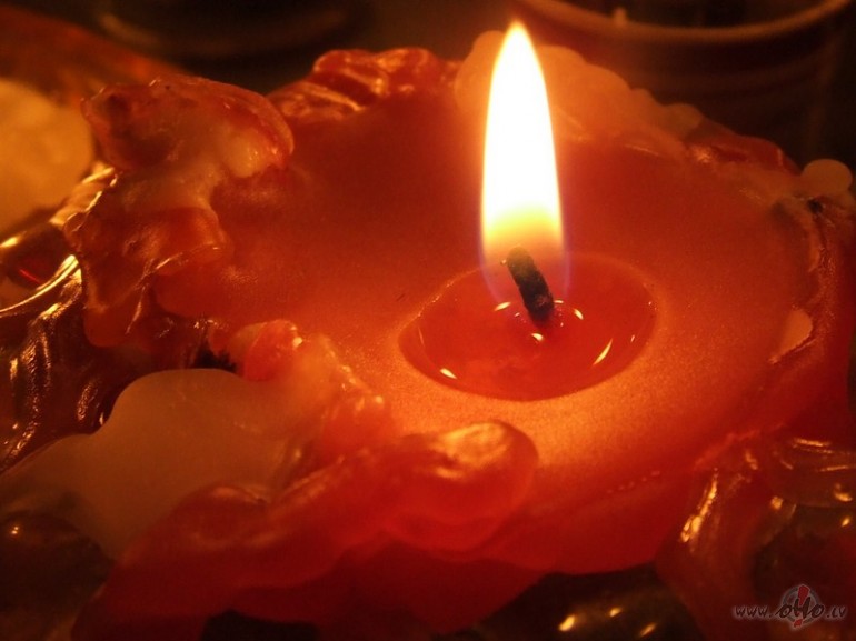 T� gaisma , ko izstaro svece - 
Tas gai�ums , kas liesmi�� pl�vo -  ...