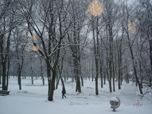 Iededz vienu baltu sveci-par m�lest�bu:

par visiem,kas tev  ...