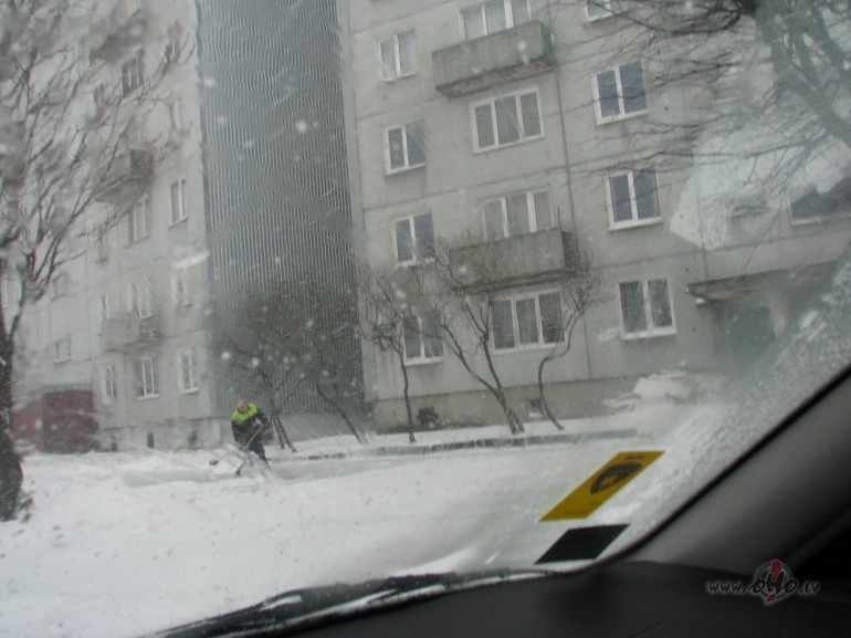 Sniegi sniga, putin�ja.... s�tnieks pie l�pstas k�ta tur�s un el�- ak ...