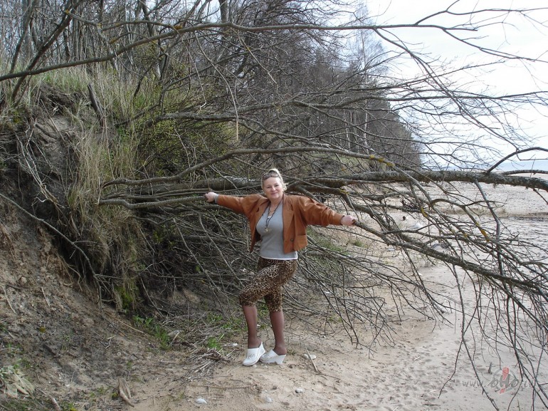 Pastaigas pie j�ras, saule un pat v�j�, nesteidz�gs mielasts ...