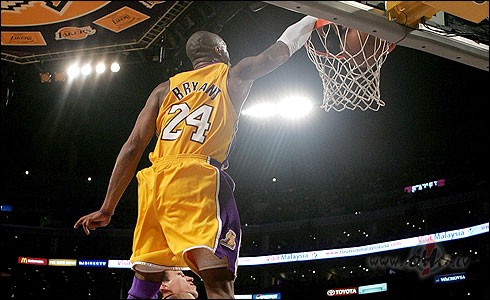 Kobe vakarnakt atkal noplosjies NBA playoff-os :) 49 punktu un 10 ...