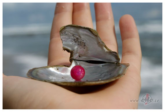 Manas jauk�s, silt�s dienas,Sabirst t� k� p�rl�tes,Vienas greznas, ...