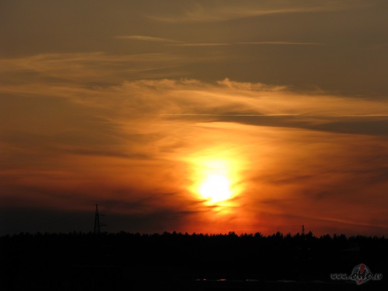 Jau nakts ir kl�t un tums� manas p�avas grimst, tik pamal� mirdz ...