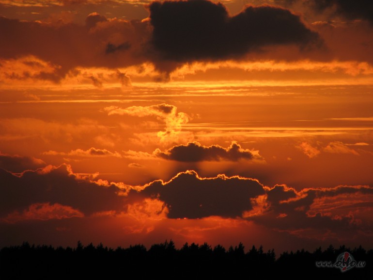 Vakarvakars aizvad�ts saulrieta kr���umu, vienreiz�gumu med�b�s.... ...