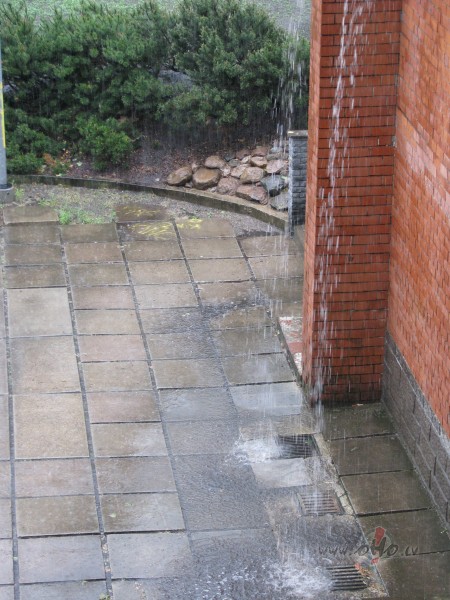 Un ko, tik vien no t�m sol�t�m lietusg�z�m ??? Hmmm, vai t�s m�s ...