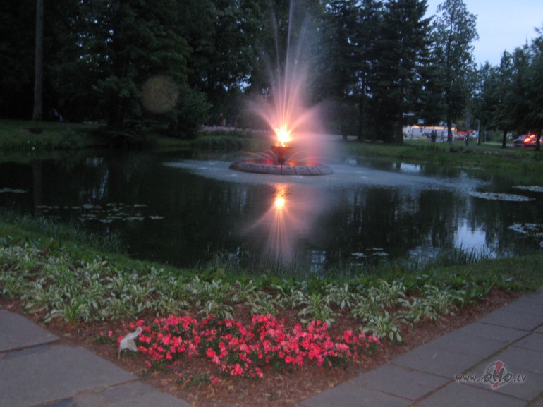 Laime ir vilnis
kas j�r� skrien
laime ir st�ga
kas sirdis ...