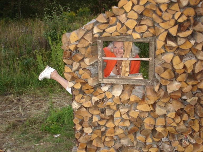 Diena atkal ar pel�ku debesjumu, slapjumu no aug�as un zem k�j�m.... ...