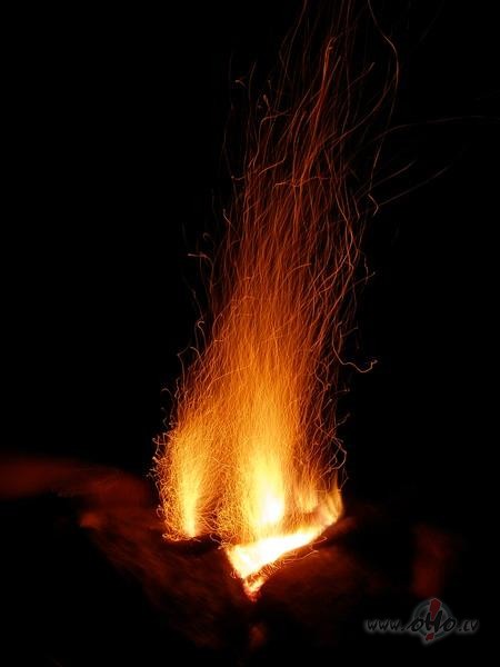 Nu t�, kr�sns ir izkurin�ta un vis� istab� pat�kams siltums ...