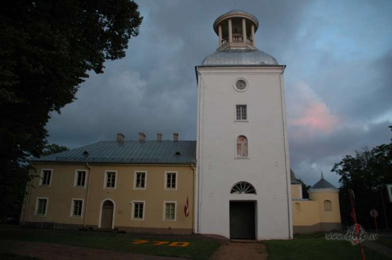 Katreiz, kad nok��stu  �aj� pil�..dzirdu vienu un to pa�u ...