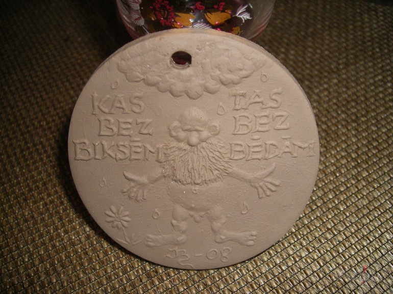 Kad griezu ��s meda�as formu, man nezin k�p�c visu laiku galv� l�da ...