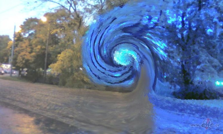 Tas notika t� - uzn�ca pamat�gs viesulis un uz mirkli rudeni p�rv�rta ...