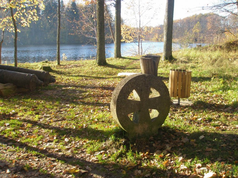 Vakardienas secin�jums .....
jo vair�k cilv�kam ir naudas, jo maz�k ...