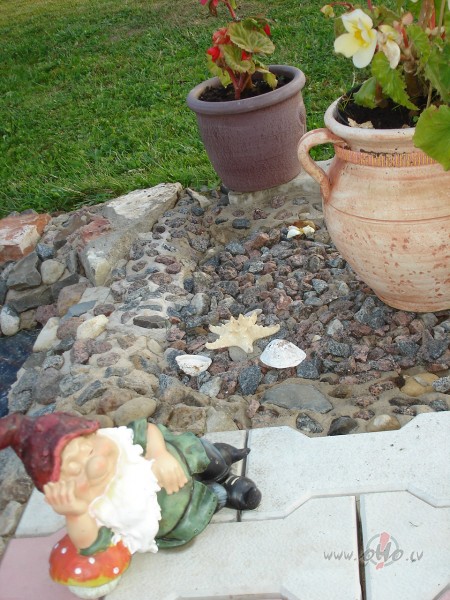 Neviens nav tik bag�ts, lai iztiktu bez smaida, neviens nav tik ...