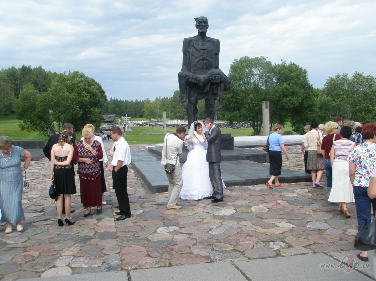 Mammu... ja sieviete �em no v�rie�a naudu, kas vi�a vi�am ir...vai nu ...