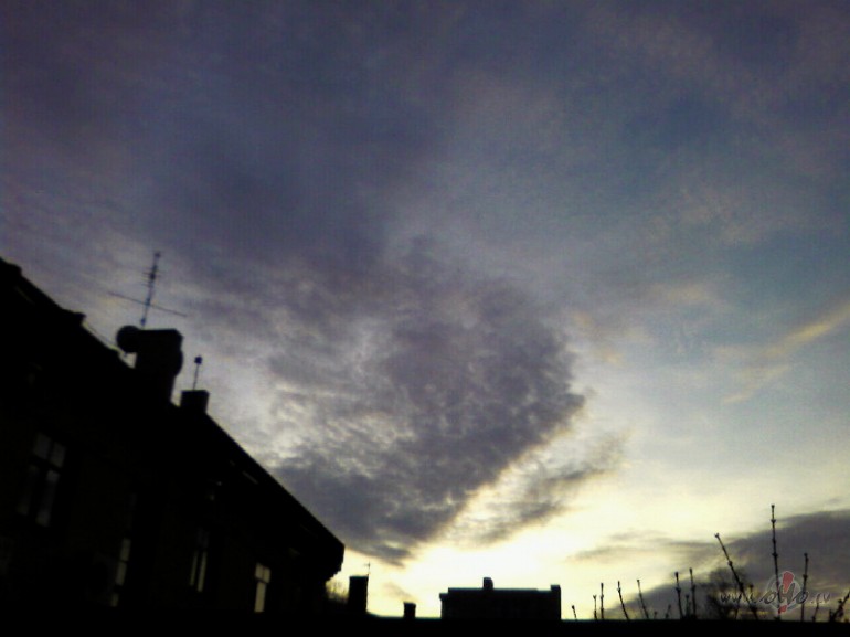 Es ie�u un ie�u, l�dz sasnieg�u debesis.Tur gaisma man sp�d�s.Skats ...