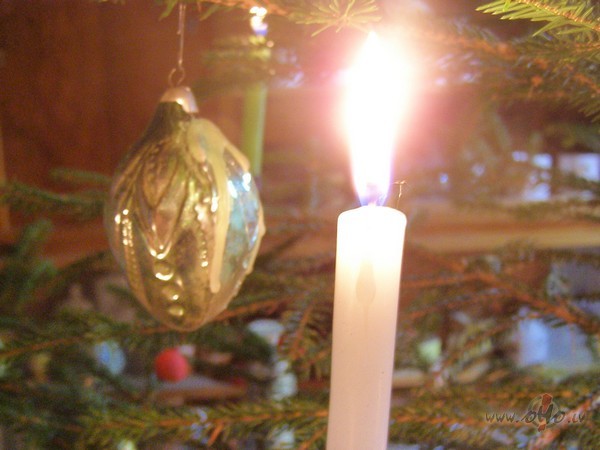 Plaukt pie pulkstea man ir nolikta alus pudele in cigarete. Ts es ...