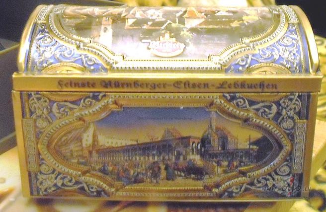 M�zikas kast�ti man uzd�vin�ja, iek�� pipark�ku cepumi, kad pagrie� ...