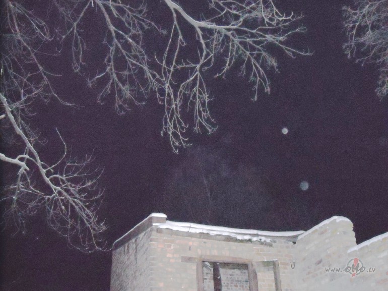 IR NAKTS
Ir nakts uz r�ta pusi jau,Bet&nbsp;v�l par miegu domu nav. ...