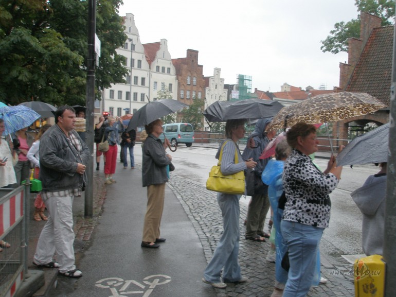Dienas gai��k� domaBanka aizdod tev lietussargu, kad spo�i sp�d ...