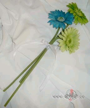 Ir zieds, kur� nev�st,
T� ir sieviete, kuru m�l.
***
Ar J�su ...