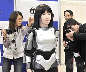 Jap��i rad�ju�i robotu p�c cilv�ka l�dz�bas un interesant�kais, ka t� ir SIEVIETE!