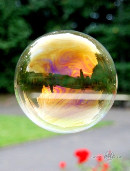 Debesis kr�sojas,vakars jau n�k,sap�i jau k�rtojas,maigi un ...